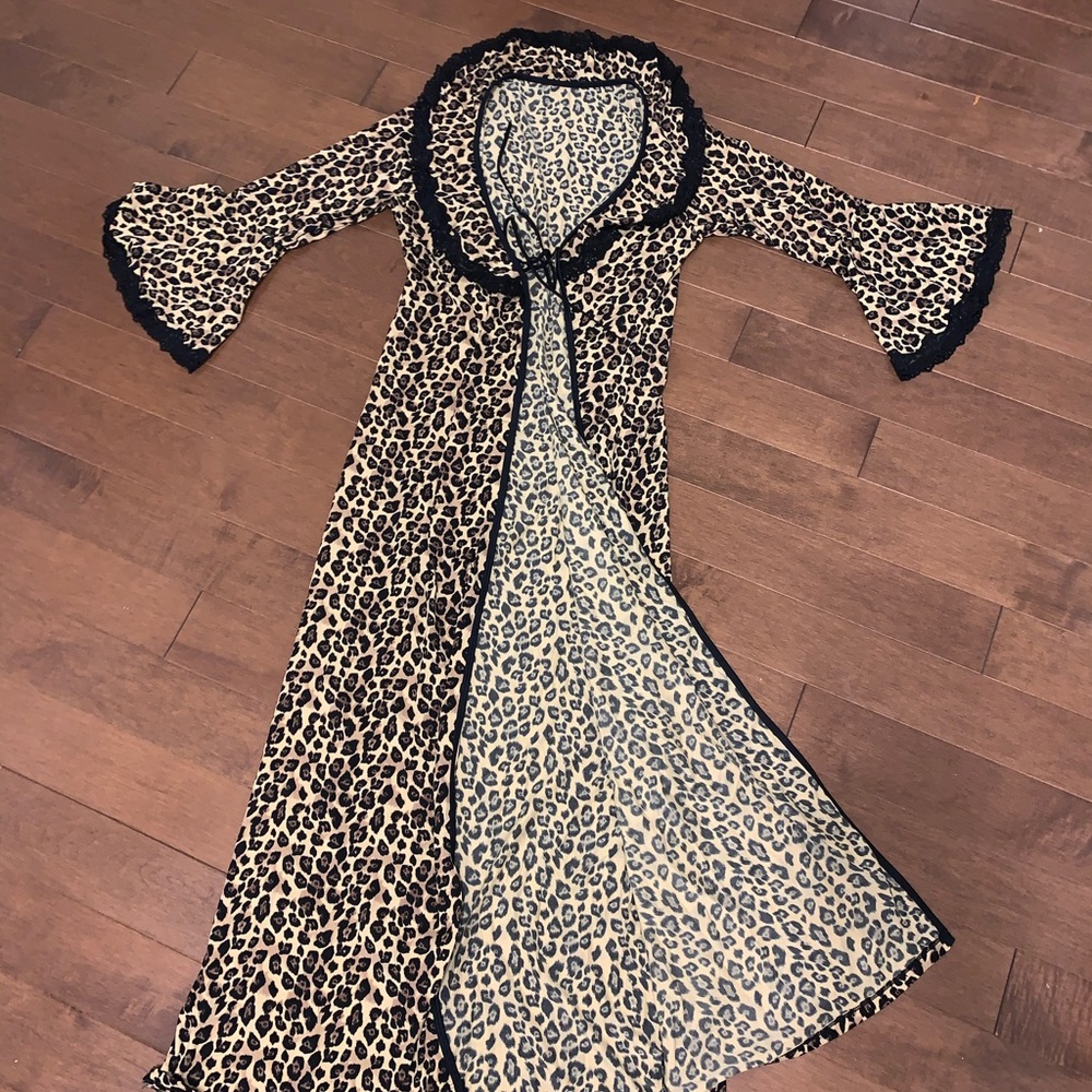 Very nice peignoir . Brand new .